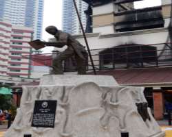 Don't miss to give your tribute to the monument of Andres Bonifacio located in front of Tutuban Center of the market. The monument also gives details 
